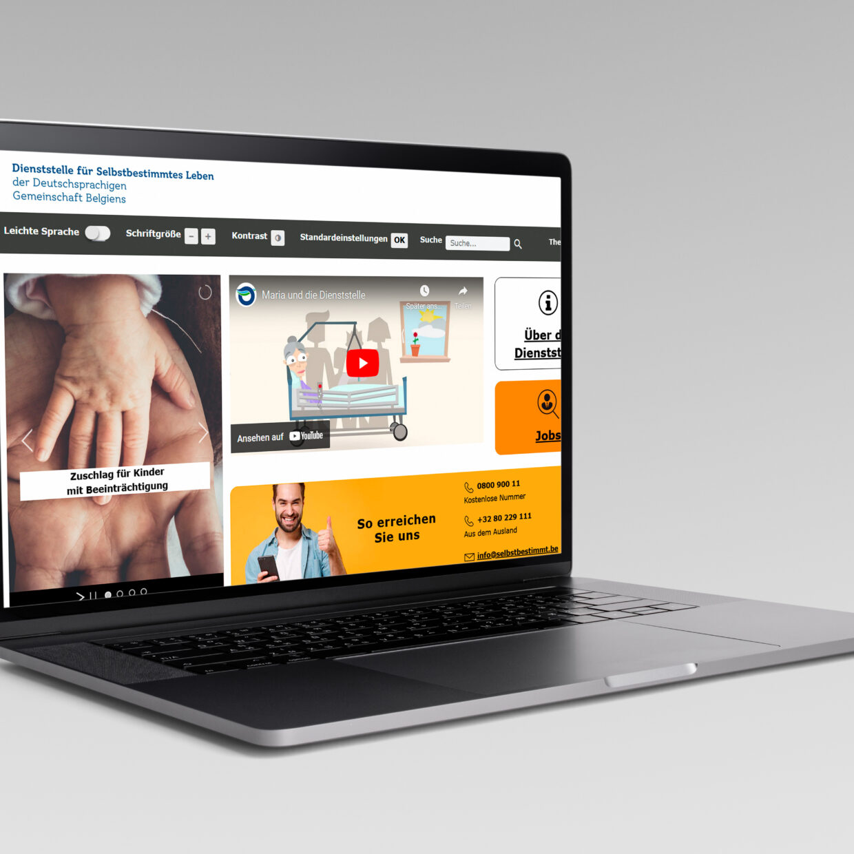 Der Bildschirm eines aufgeklapten Laptops zeigt eine Website der DSL.