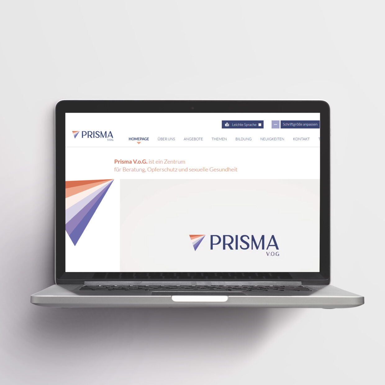 Der Bildschirm eines aufgeklapten Laptops zeigt eine Website von Prisma.